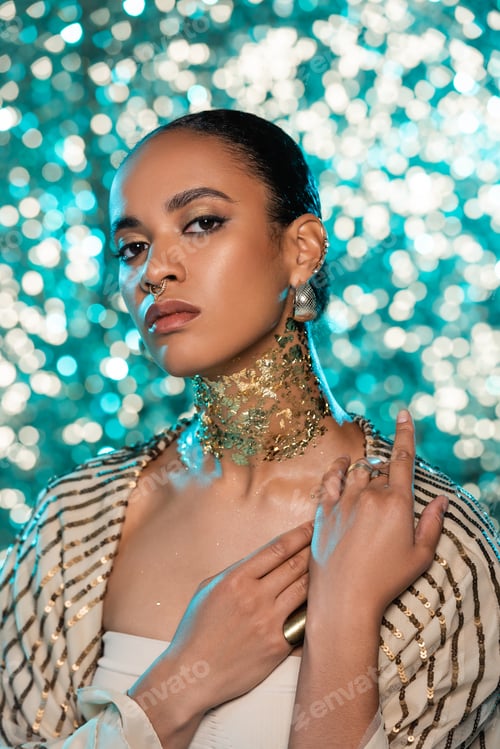 Preview: Glamorous Woman Posing with Gold Leaf Choker