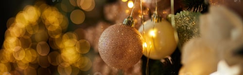 Preview: Banner Christmas tree decorated with a garland and toys, shiny, lights