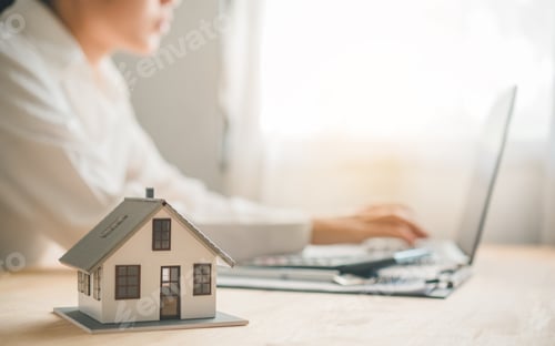 Preview: Salesperson Concept of holding house keys, house keys for a new home