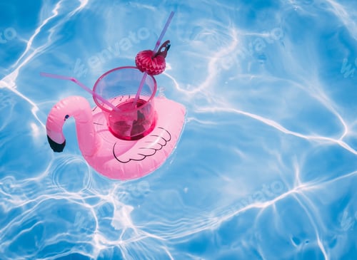 Preview: Floating flamingo cocktail in the pool