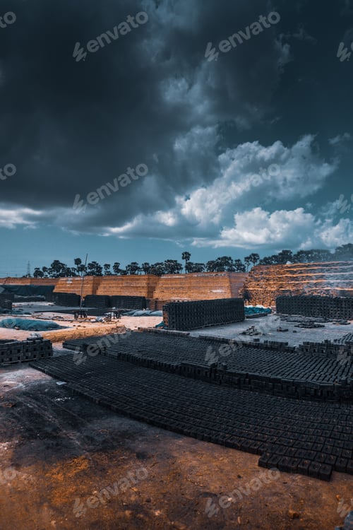 Preview: Vertical shot of Chichen Itza under a cloudy sky at sunset