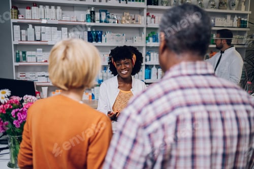 Preview: Smiling african american woman pharmacist working at the counter in a pharmacy