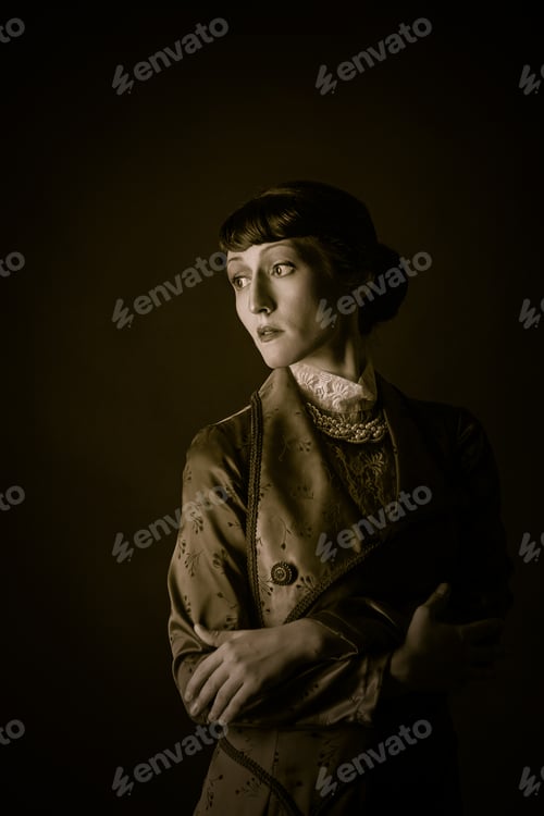 Preview: Attractive Girl With A Hairdress In Retro Dress Posing