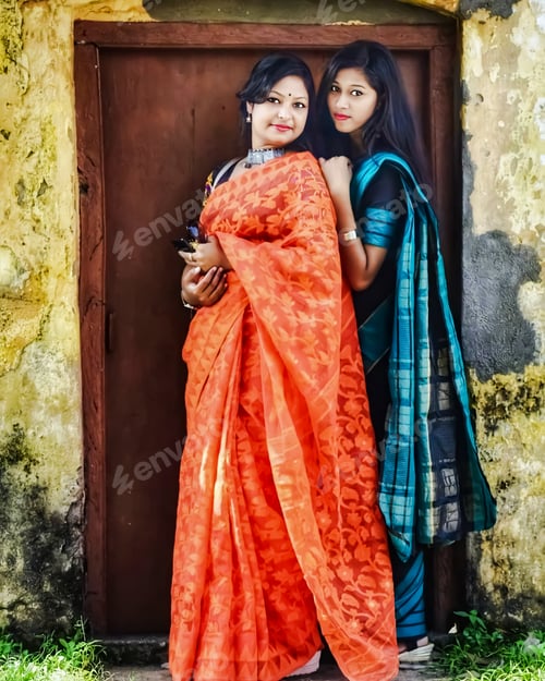 Preview: Two Indian women took photos after wearing sari.