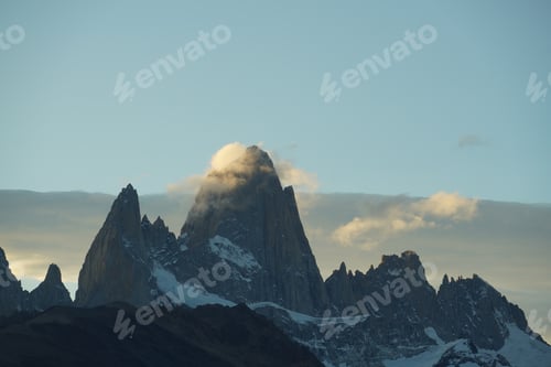 Preview: Scenic view of Fitz Roy, Chalten at sunset in South America