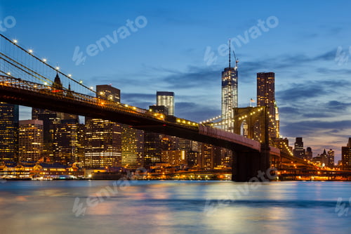 Preview: Brooklyn Bridge in New York At Night