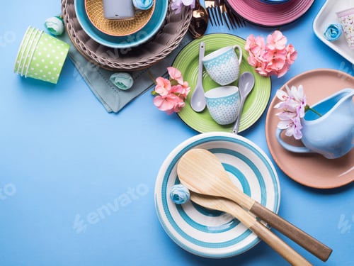 Set de vajilla sobre fondo azul pastel
