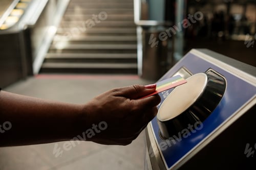 Preview: Woman using credit card to pay public transport fare