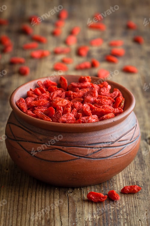 Preview: goji berries in a clay bowl