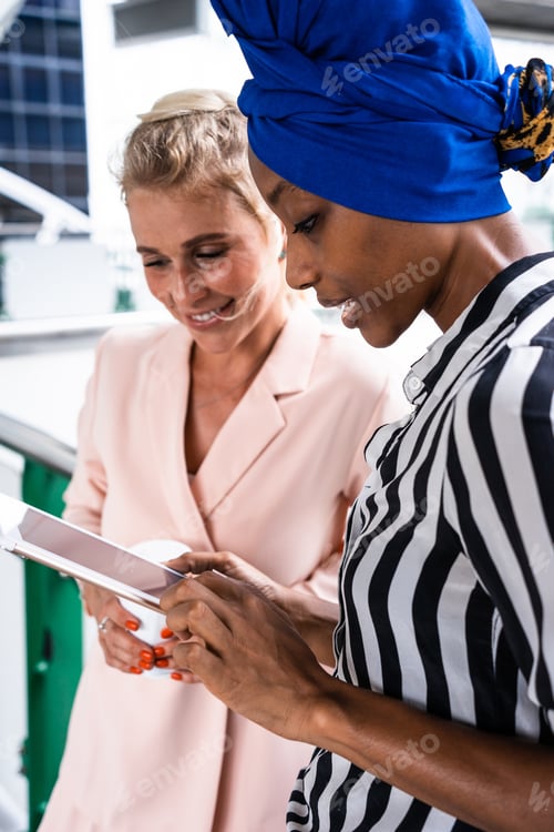 Preview: beautiful business women at the airport leaving on for a working travel