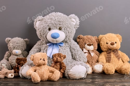 Preview: Teddy bears on wood surface