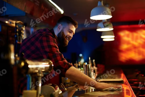 Preview: Wiping bar counter