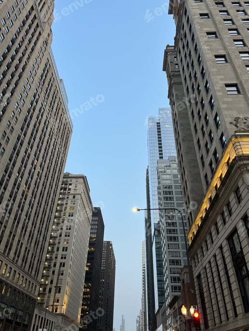 Preview: Low angle view of buildings in Chicago against sky at dusk