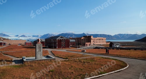 Preview: Exploring the abandoned buildings of Pyramiden in Svalbard under a clear blue sky