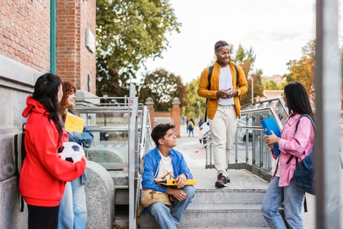 Visualização: Estudantes multiétnicos conversando nos degraus da universidade