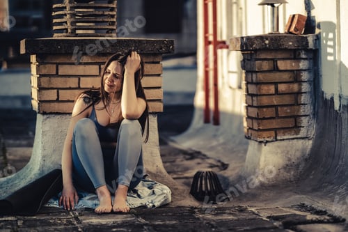 Preview: Woman Feeling Depression While Sitting And Preparing For Outdoors Training