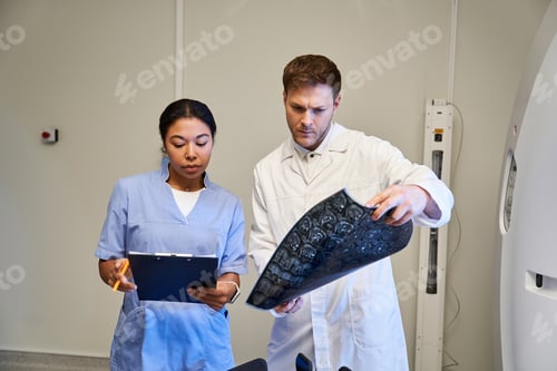 Preview: Collaborative evaluation of MRI scan by healthcare professionals in a modern facility