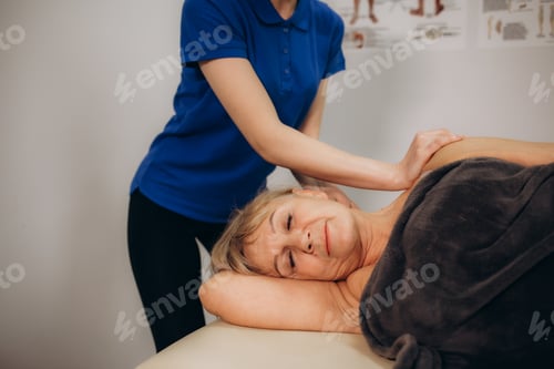 Vista previa: senior woman at an appointment with a chiropractor