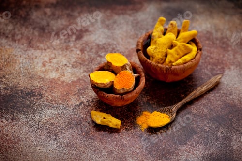 Preview: Turmeric root and turmeric powder.
