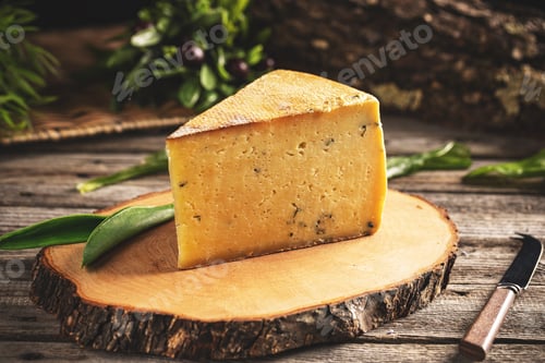 Vista previa: Triangle slices of cheese with wild garlic