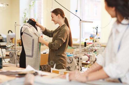 Preview: Designer working with mannequin