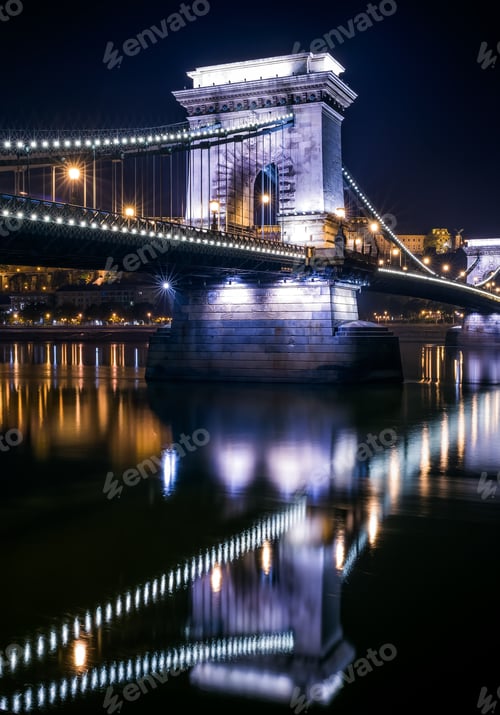 Preview: The view of the Chain bridge in Budapest, Hungary, at night