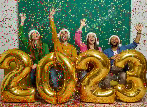 Visualização: Foto de estúdio de pessoas felizes carregando números dourados e jogando confetes juntos