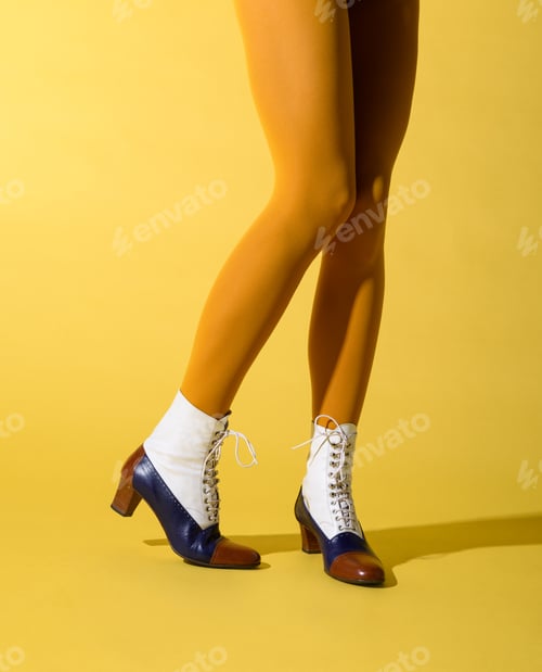Preview: Woman with shapely legs wearing mustard coloured pantyhose