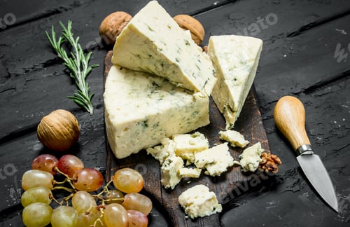 Preview: Blue cheese with grapes and rosemary.