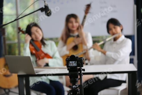 Visualização: estudante aprendendo música clássico com aula on-line, transmissão ao vivo, mídia, vídeo, aula de música