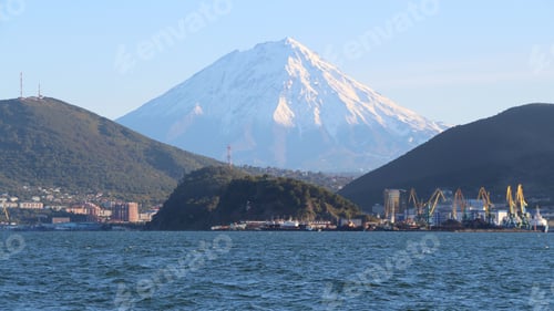 Preview: Koryaksky volcano above Petropavlovsk-Kamchatsky city