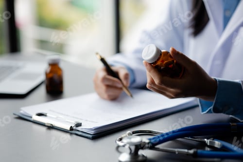 Visualização: Os médicos estão recomendando medicamentos aos pacientes após serem examinados.