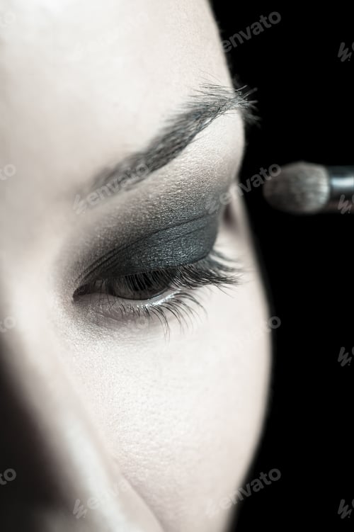 Preview: Applying perfect makeup
