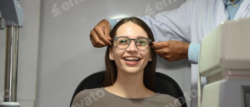 Preview: Excited caucasian woman testing new glasses with optometrist in optical store.