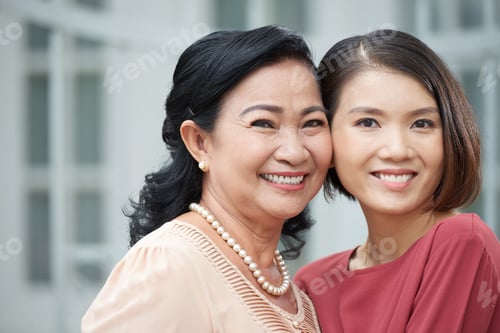 Preview: Cheerful mother and daughter