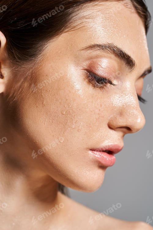 Preview: Ethereal beauty: woman embracing water drops on face