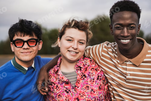 Preview: Young multiracial friends smiling on camera - Concept of diversity