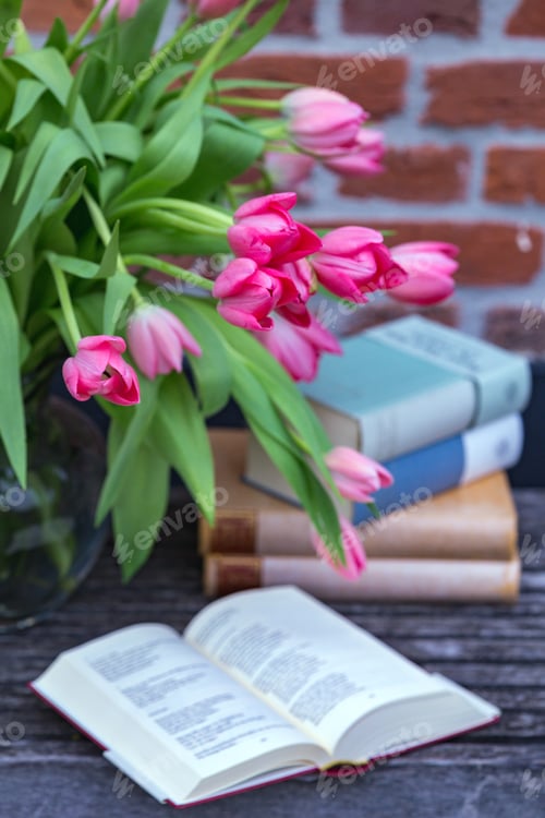 Preview: pink tulips in a vase