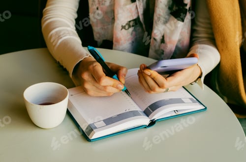 Visualização: Garota usando telefone celular. Usando tecnologia