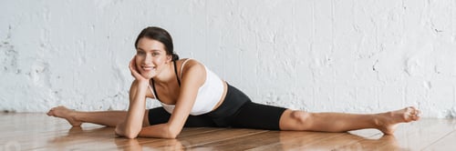Preview: Smiling young brunette white woman on sportswear