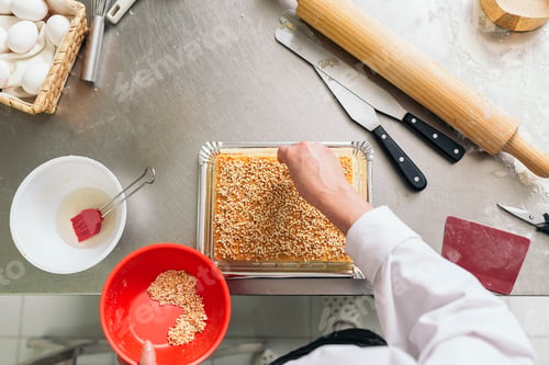 Preview: Female pastry chef decorating dessert in the kitchen.