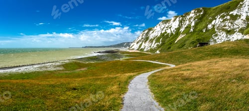Preview: Scenic view of Samphire Hoe Country Park with white cliffs, south England