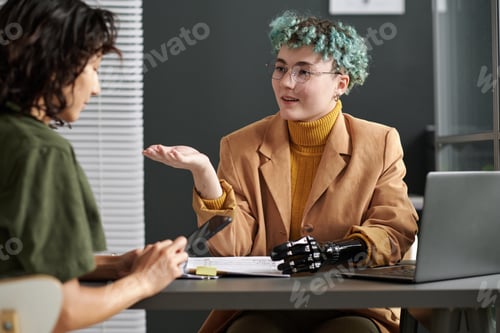 Preview: Woman talking to customer at meeting