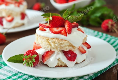 Preview: Sponge cake with cream and strawberries