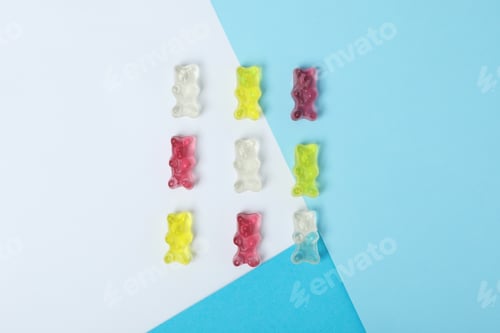 Preview: Delicious little jelly bears on color background, flat lay