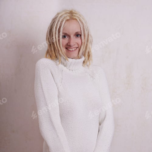 Preview: young woman with blonde dreadlocks