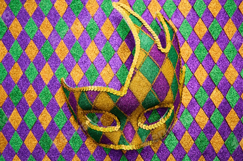 Vista previa: Festive Jester Mask. A vibrant jester mask with a diamond pattern