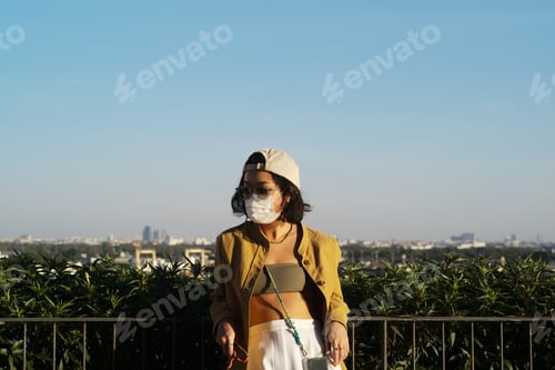 Preview: Stylish Adult in Mask in Urban Environment