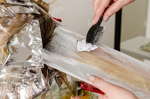 Preview: Process of applying bleaching powder on clients hair and wrapping into the foil. AirTouch technique