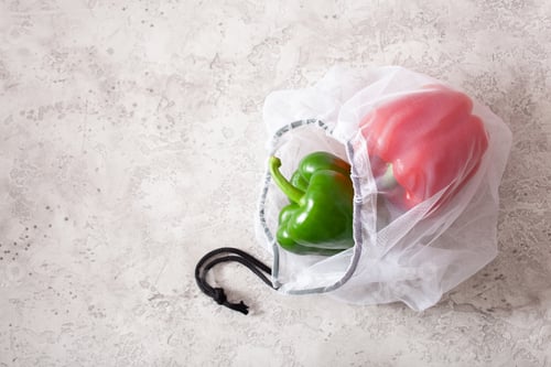 Preview: bell peppers in reusable mesh nylon bag, plastic free zero waste concept